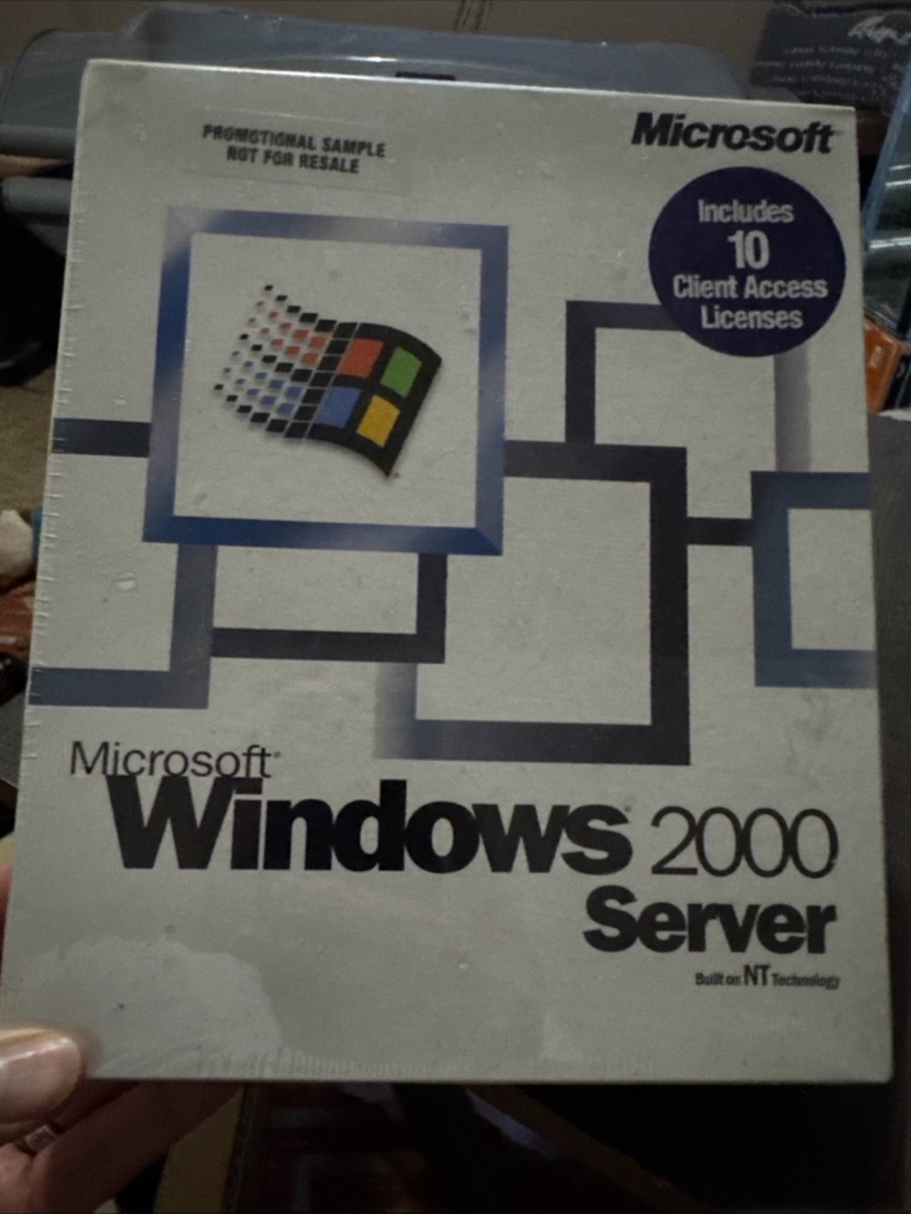 Microsoft Windows 2000 Server Retail Box - includes 10 client access Licenses